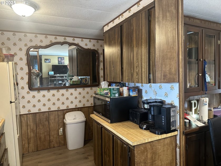 This comfy 2 bdrm/2 bath home in a 55+ park up the Chetco river - photo 7