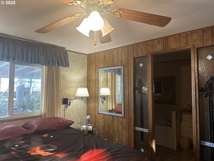 This comfy 2 bdrm/2 bath home in a 55+ park up the Chetco river - photo 9