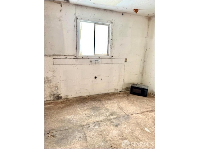 FIXER,but a great investment opportunity ! Public transportation - photo 6