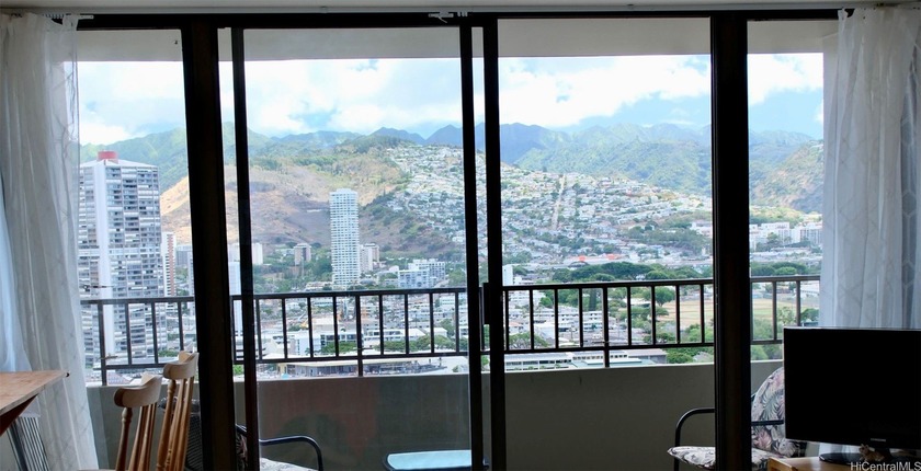Completely remodeled corner unit in the heart of Waikiki - photo 2