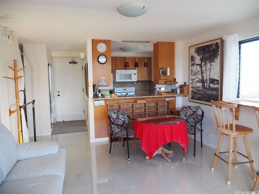 Completely remodeled corner unit in the heart of Waikiki - photo 3
