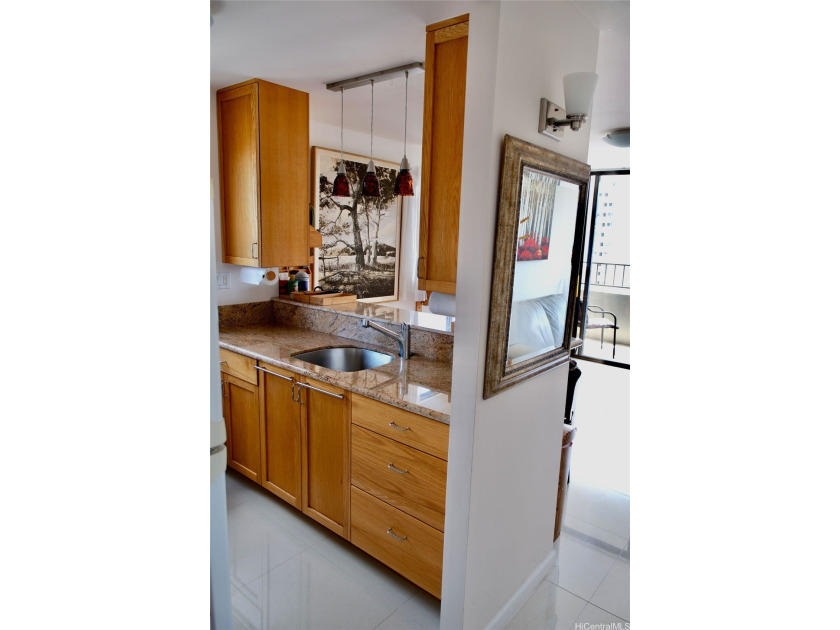 Completely remodeled corner unit in the heart of Waikiki - photo 5