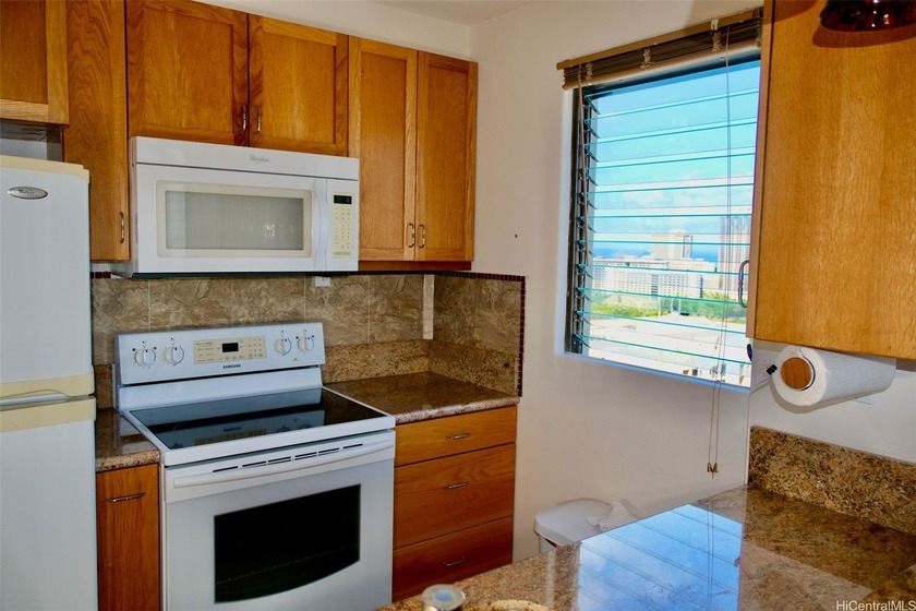 Completely remodeled corner unit in the heart of Waikiki - photo 6