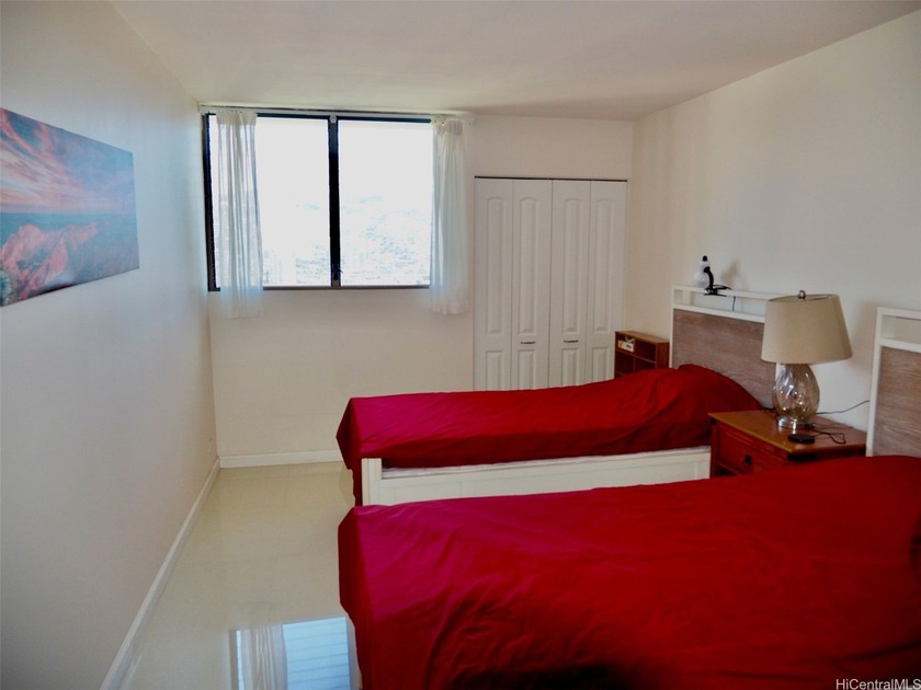 Completely remodeled corner unit in the heart of Waikiki - photo 7