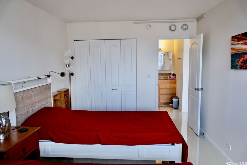 Completely remodeled corner unit in the heart of Waikiki - photo 8