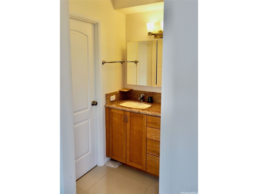 Completely remodeled corner unit in the heart of Waikiki - photo 9