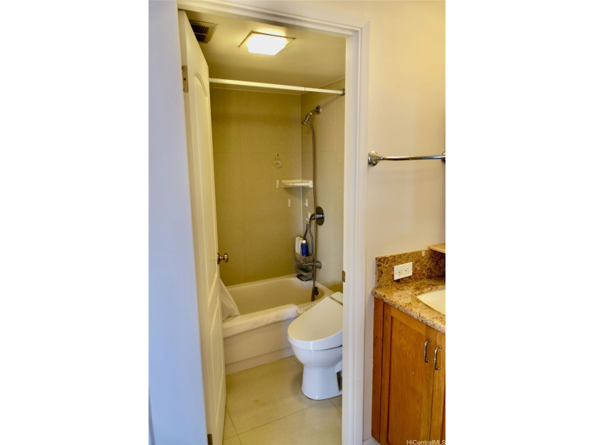 Completely remodeled corner unit in the heart of Waikiki - photo 10