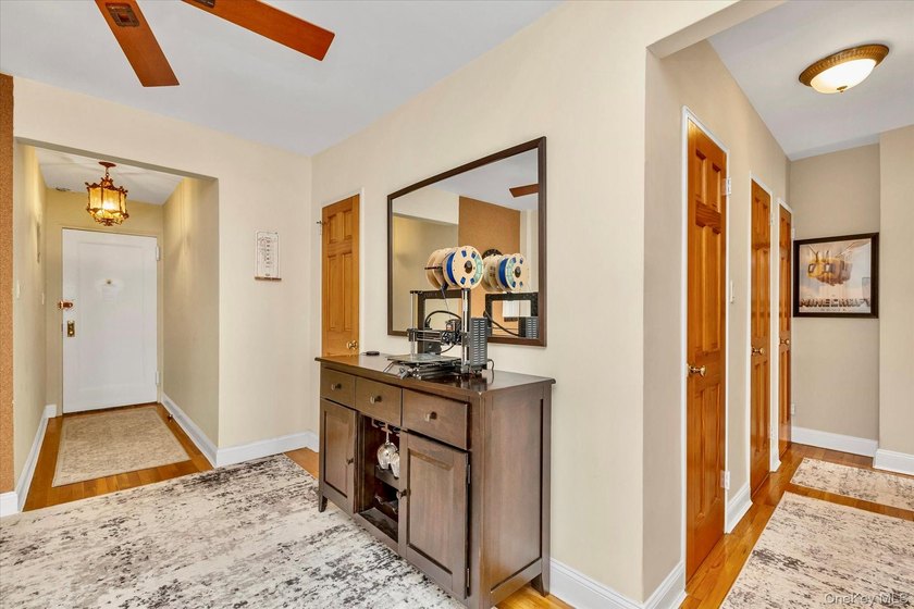 Oversized and bright two bedroom, one bathroom corner apartment - photo 12