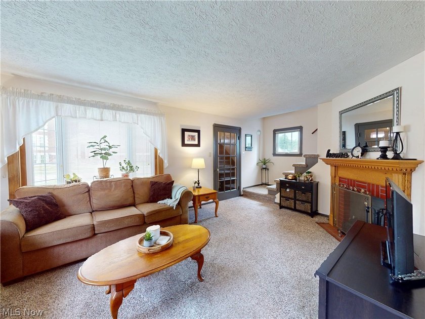 Welcome to this pride-of-ownership Colonial, ideally located - photo 2
