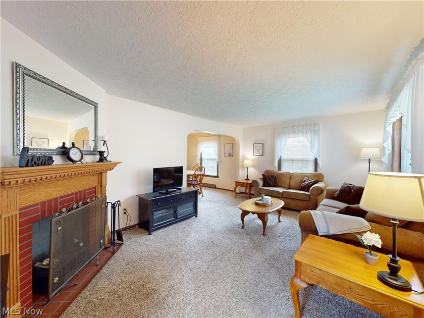 Welcome to this pride-of-ownership Colonial, ideally located - photo 3