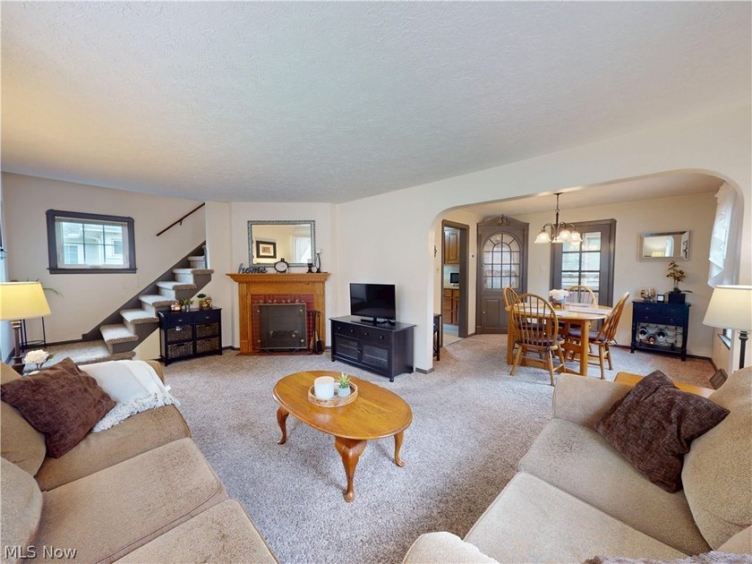 Welcome to this pride-of-ownership Colonial, ideally located - photo 4