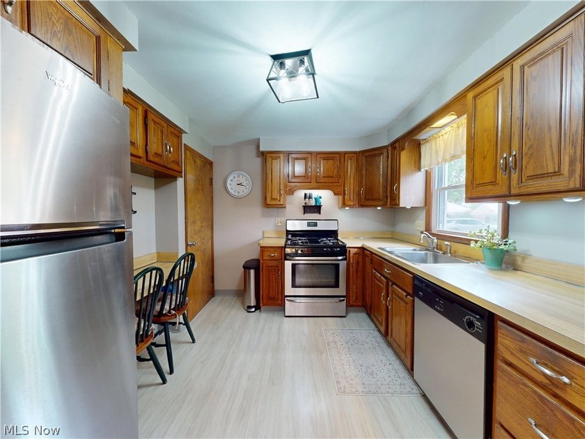 Welcome to this pride-of-ownership Colonial, ideally located - photo 6