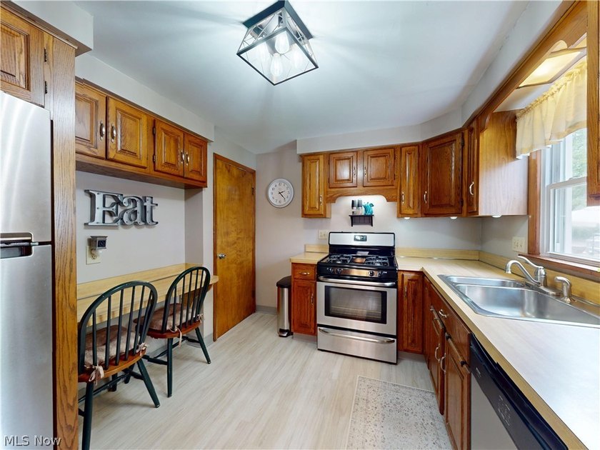Welcome to this pride-of-ownership Colonial, ideally located - photo 7
