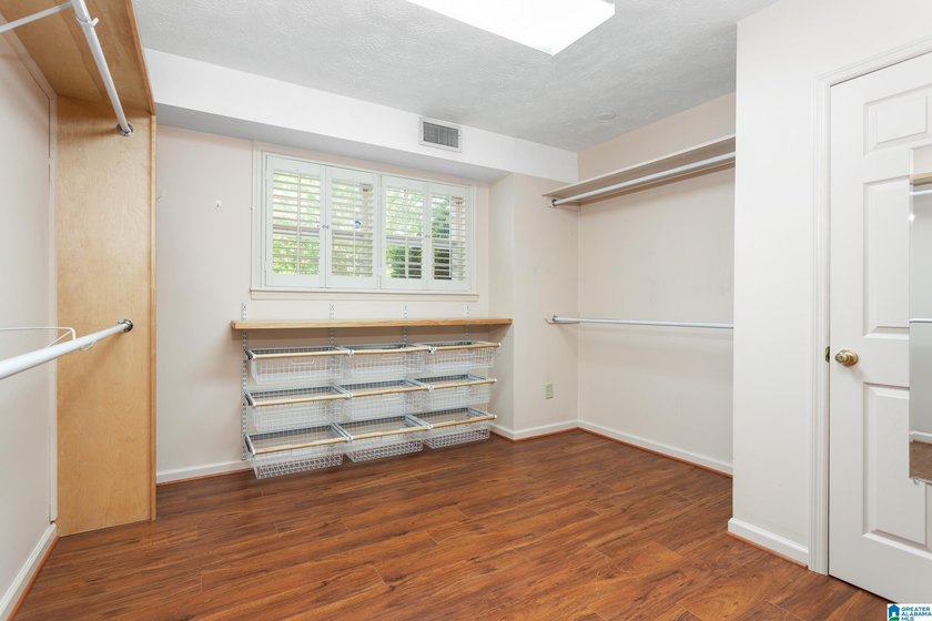 This well maintained 5 bedroom, 4 bathroom, full brick home on a - photo 31
