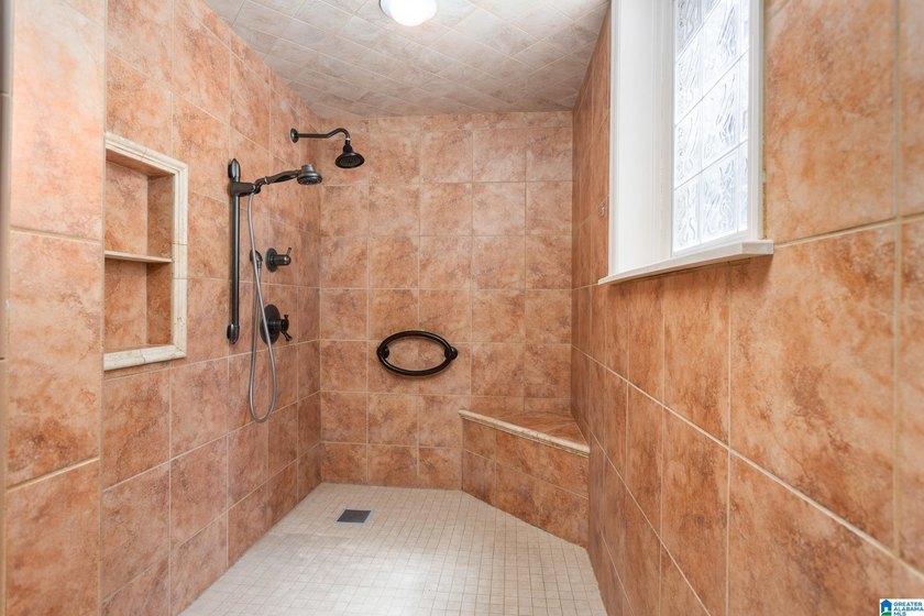 This well maintained 5 bedroom, 4 bathroom, full brick home on a - photo 36
