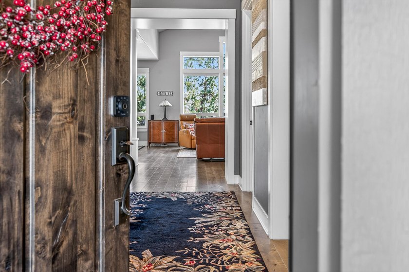Single-level home, clear mountain views overlooking the 1st - photo 7