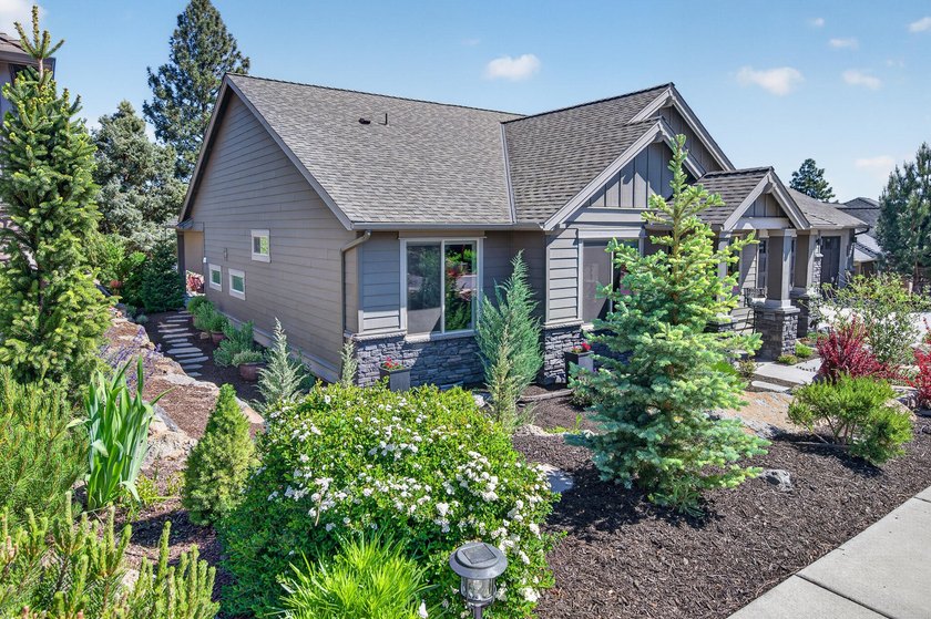 Single-level home, clear mountain views overlooking the 1st - photo 8