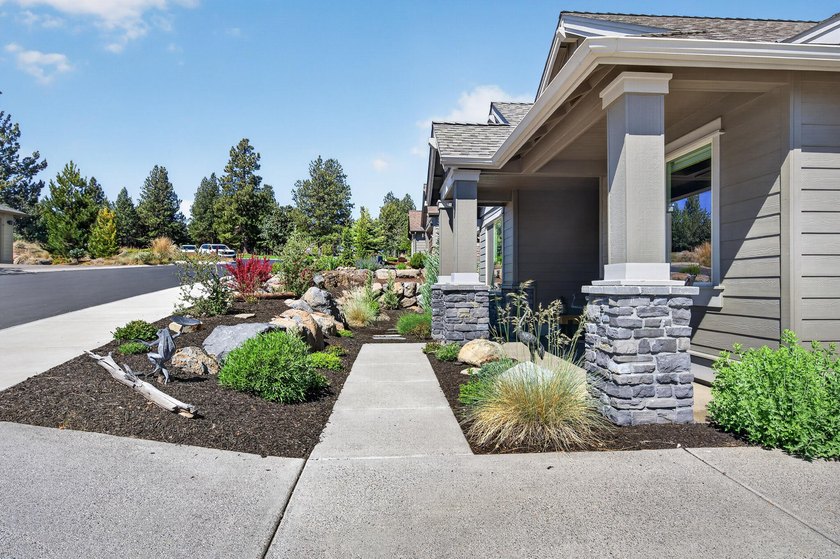 Single-level home, clear mountain views overlooking the 1st - photo 9