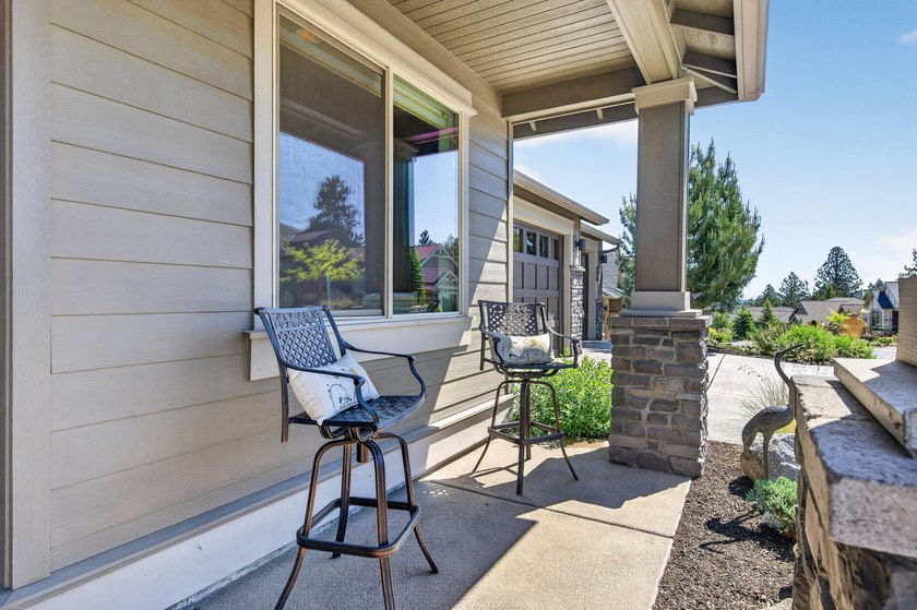 Single-level home, clear mountain views overlooking the 1st - photo 10