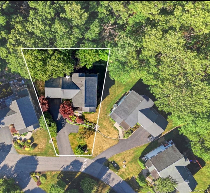 Welcome to 17 Nottingham Way. This expansive unique 5,300 - photo 3