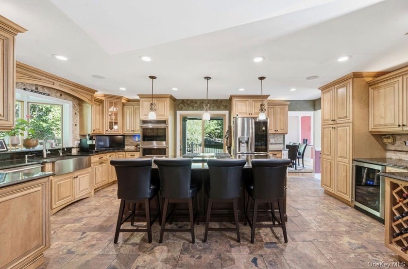 Welcome to 17 Nottingham Way. This expansive unique 5,300 - photo 8