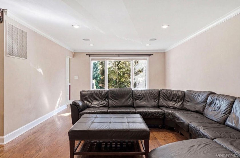 Welcome to 17 Nottingham Way. This expansive unique 5,300 - photo 10