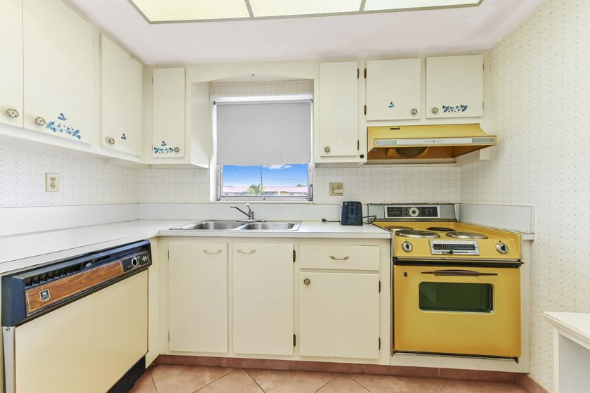 Welcome to Cresthaven Villas, a well-maintained 55+ community - photo 13