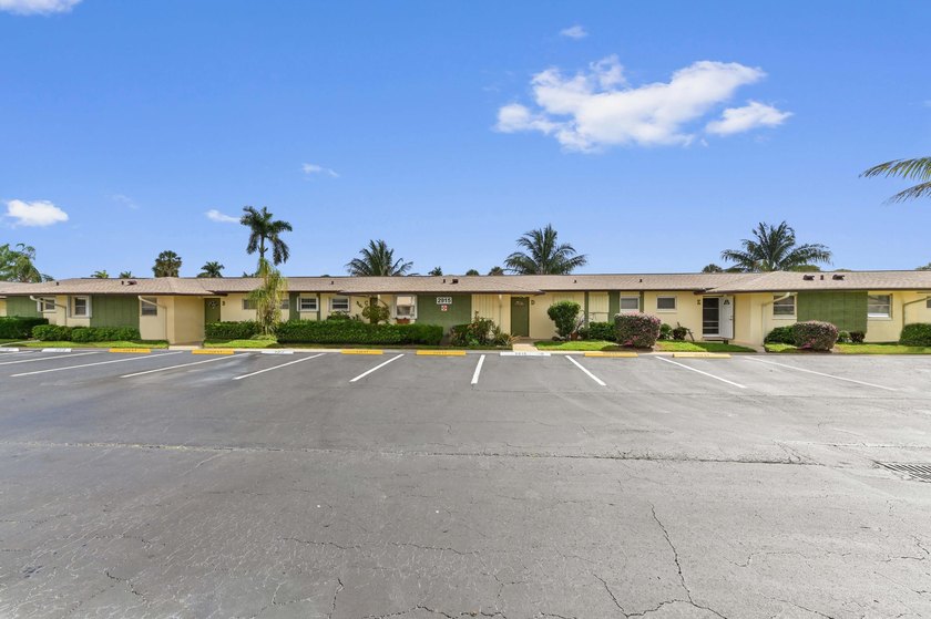 Welcome to Cresthaven Villas, a well-maintained 55+ community - photo 18