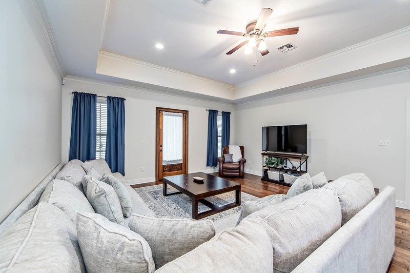 Beautiful home in a great location! Has Flood Policy, but not - photo 7