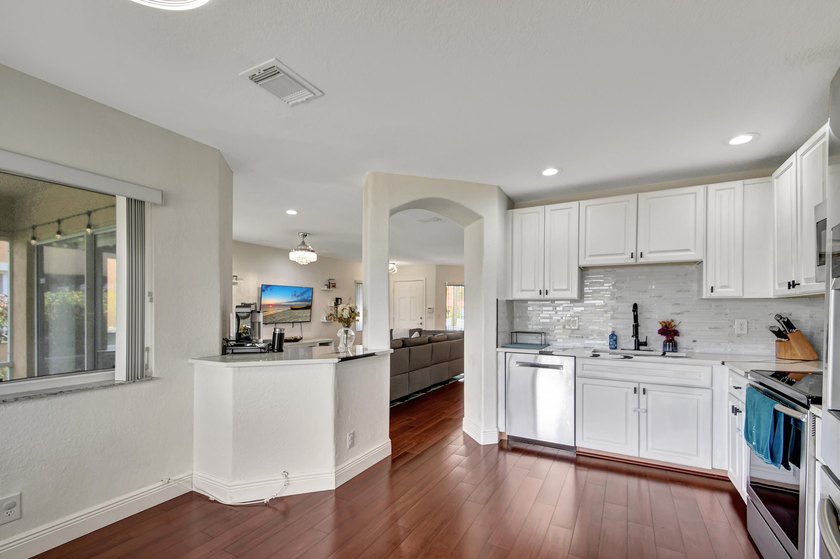 RENOVATED CORNER UNIT: 4BR/2.5BA w/ WATERFRONT FOUNTAIN views in - photo 13
