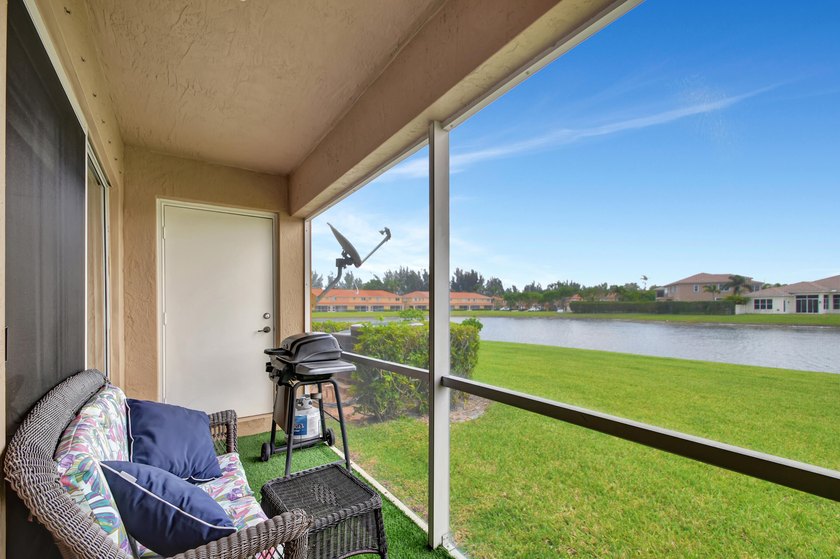 RENOVATED CORNER UNIT: 4BR/2.5BA w/ WATERFRONT FOUNTAIN views in - photo 16