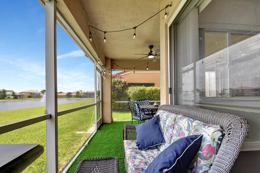 RENOVATED CORNER UNIT: 4BR/2.5BA w/ WATERFRONT FOUNTAIN views in - photo 21