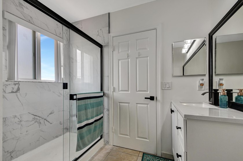 RENOVATED CORNER UNIT: 4BR/2.5BA w/ WATERFRONT FOUNTAIN views in - photo 22