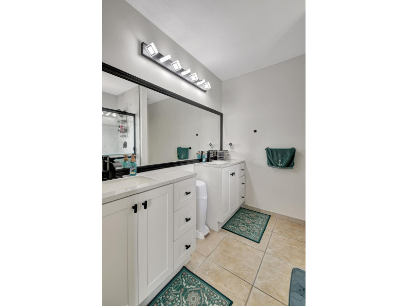 RENOVATED CORNER UNIT: 4BR/2.5BA w/ WATERFRONT FOUNTAIN views in - photo 23