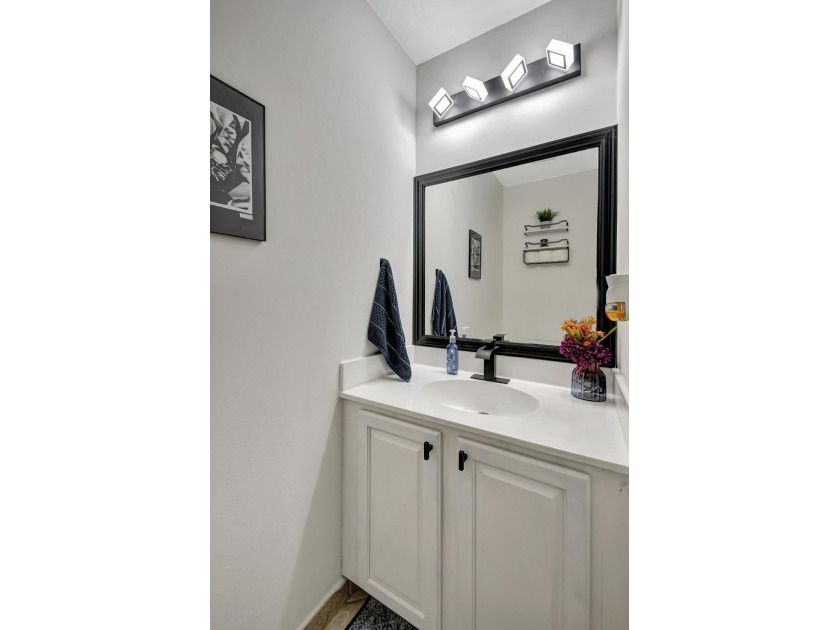 RENOVATED CORNER UNIT: 4BR/2.5BA w/ WATERFRONT FOUNTAIN views in - photo 28