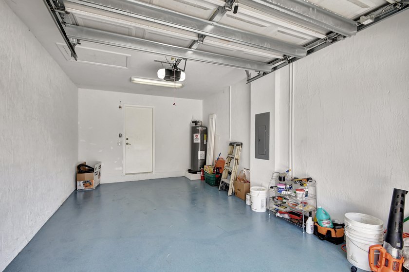 RENOVATED CORNER UNIT: 4BR/2.5BA w/ WATERFRONT FOUNTAIN views in - photo 29