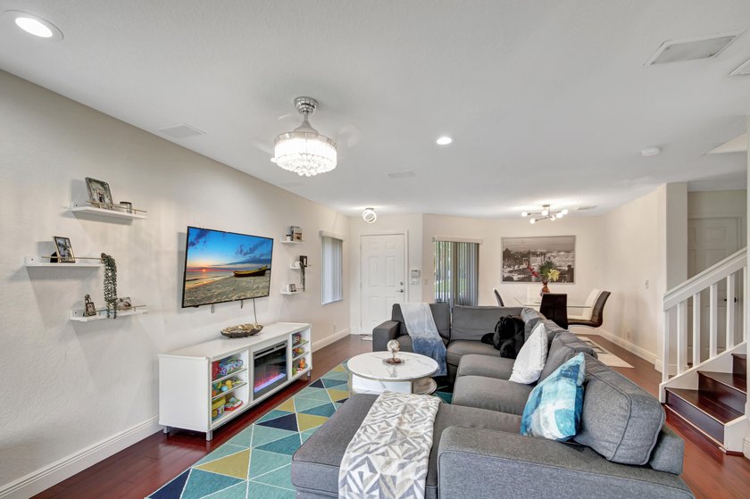 RENOVATED CORNER UNIT: 4BR/2.5BA w/ WATERFRONT FOUNTAIN views in - photo 31