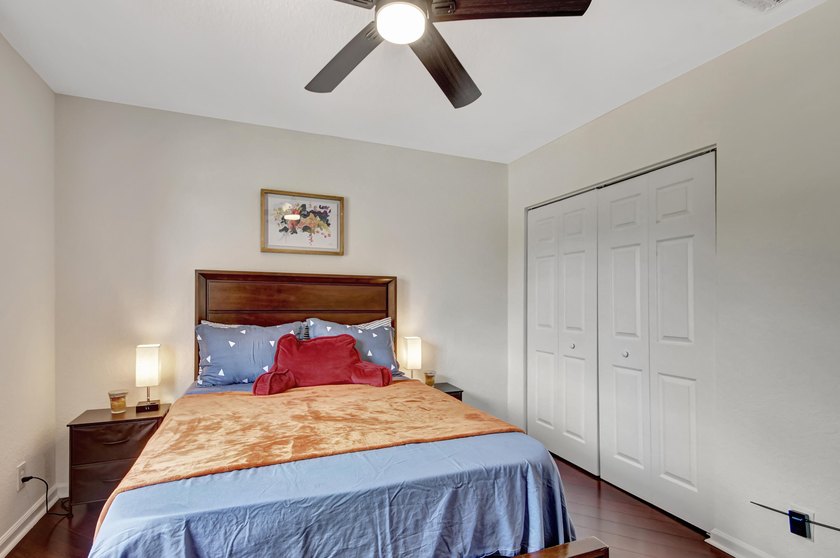 RENOVATED CORNER UNIT: 4BR/2.5BA w/ WATERFRONT FOUNTAIN views in - photo 36