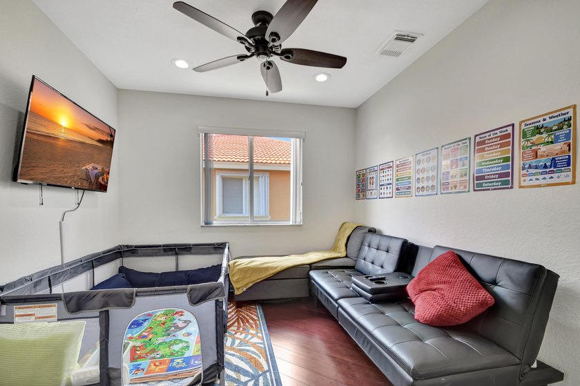 RENOVATED CORNER UNIT: 4BR/2.5BA w/ WATERFRONT FOUNTAIN views in - photo 43