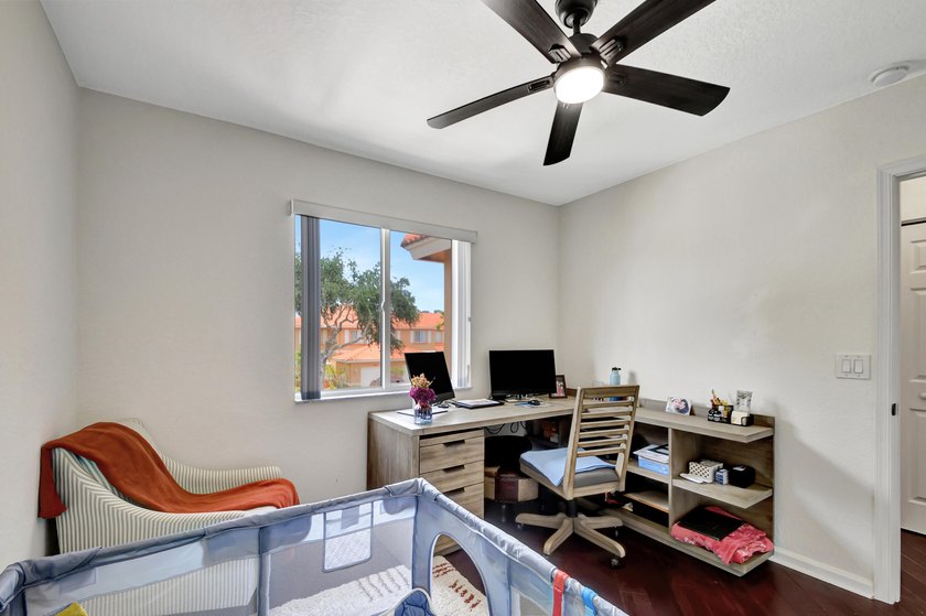 RENOVATED CORNER UNIT: 4BR/2.5BA w/ WATERFRONT FOUNTAIN views in - photo 44