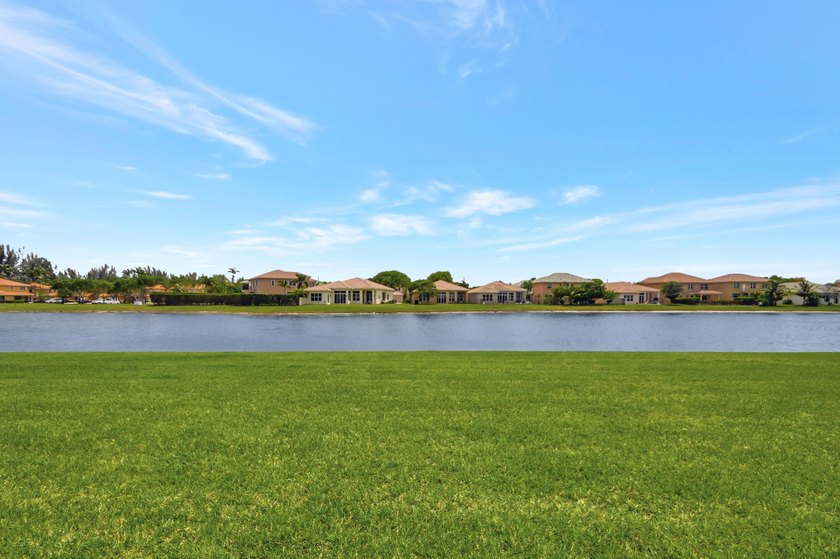 RENOVATED CORNER UNIT: 4BR/2.5BA w/ WATERFRONT FOUNTAIN views in - photo 52