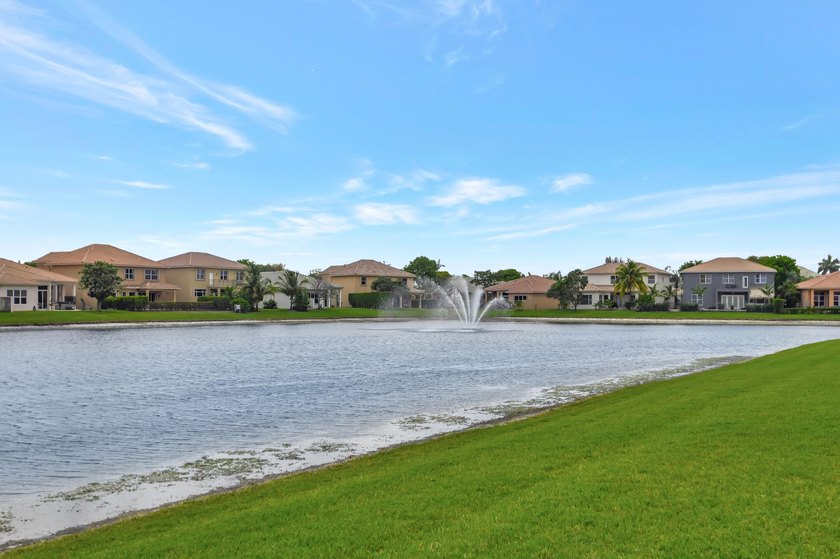 RENOVATED CORNER UNIT: 4BR/2.5BA w/ WATERFRONT FOUNTAIN views in - photo 53