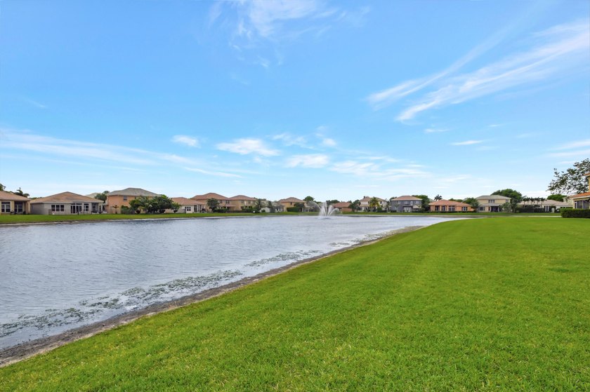 RENOVATED CORNER UNIT: 4BR/2.5BA w/ WATERFRONT FOUNTAIN views in - photo 54
