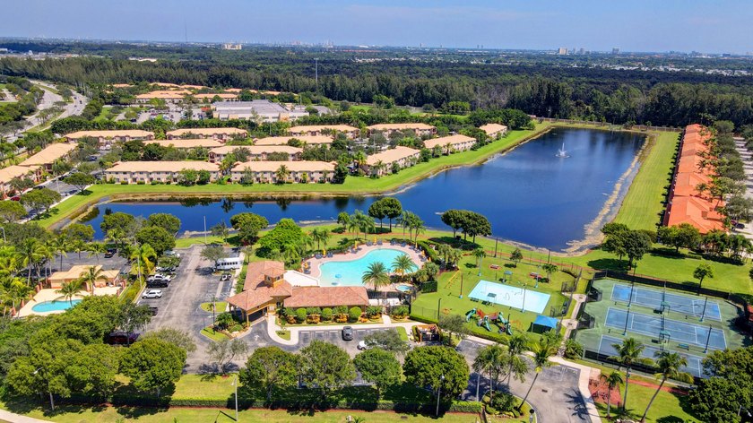 RENOVATED CORNER UNIT: 4BR/2.5BA w/ WATERFRONT FOUNTAIN views in - photo 59