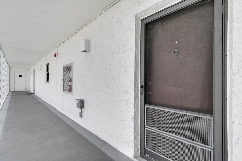 Welcome to one of North Palm Beach's premiere condo buildings - photo 5