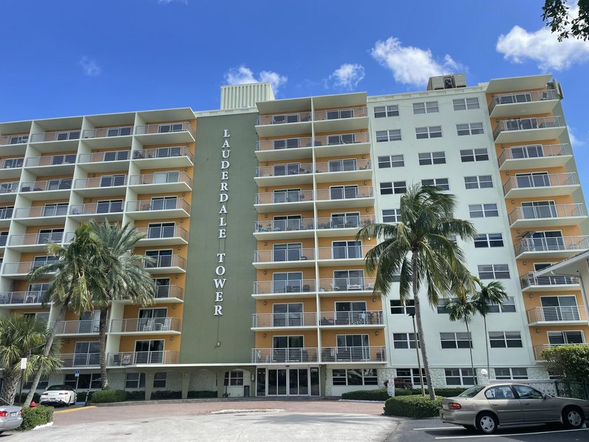 LUXURY STUDIO IN PREMIER INTRACOASTAL HIGH-RISE-FULLY FURNISHED - photo 2