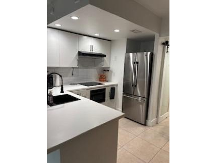 LUXURY STUDIO IN PREMIER INTRACOASTAL HIGH-RISE-FULLY FURNISHED - photo 5