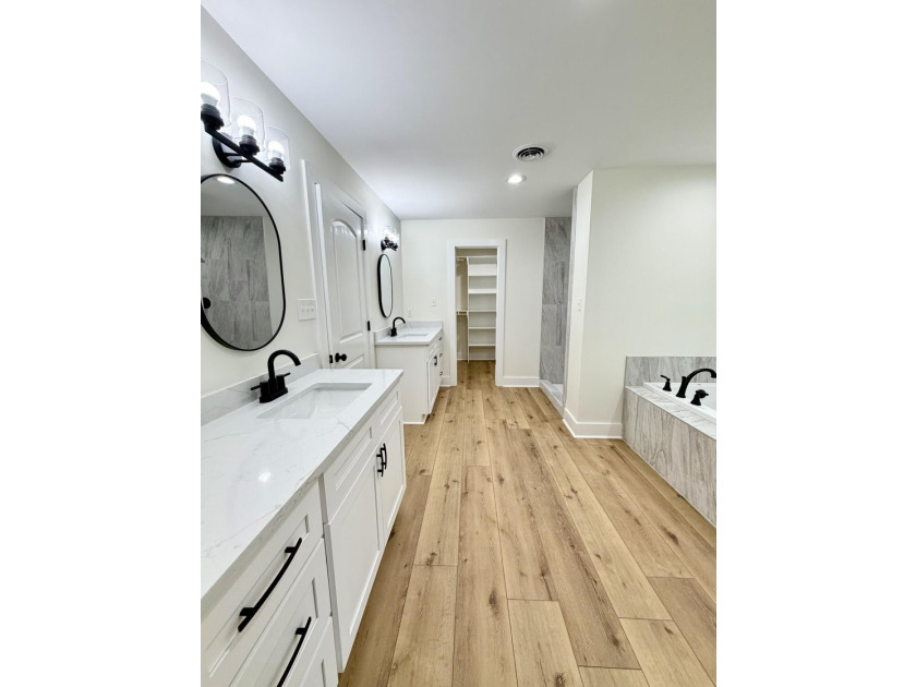 Welcome to this beautiful, completely renovated from top to - photo 12