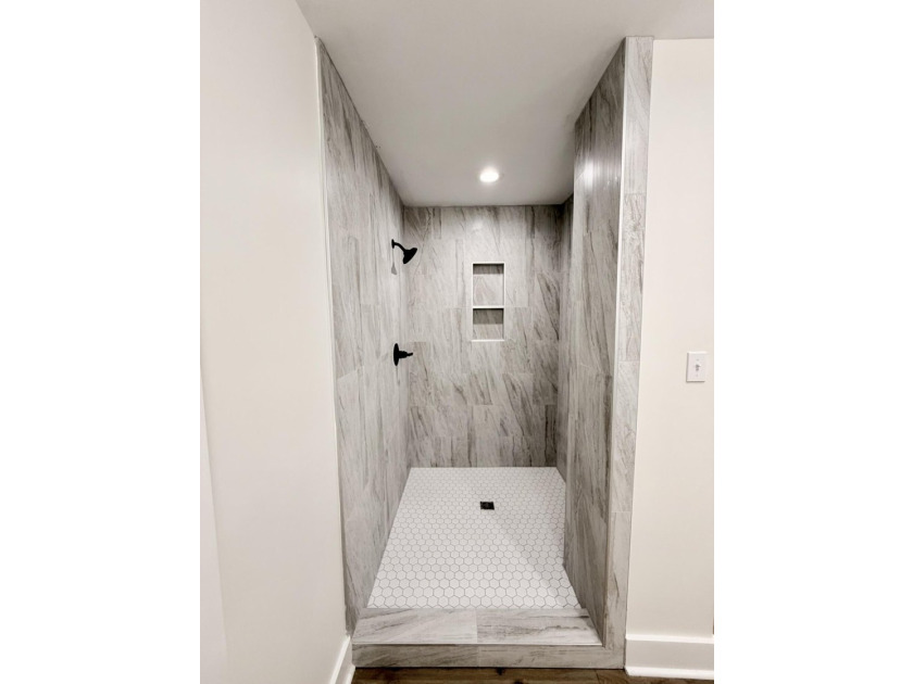 Welcome to this beautiful, completely renovated from top to - photo 14