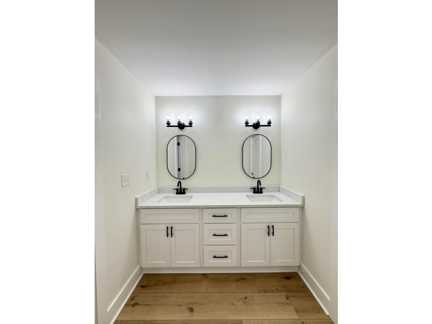 Welcome to this beautiful, completely renovated from top to - photo 21